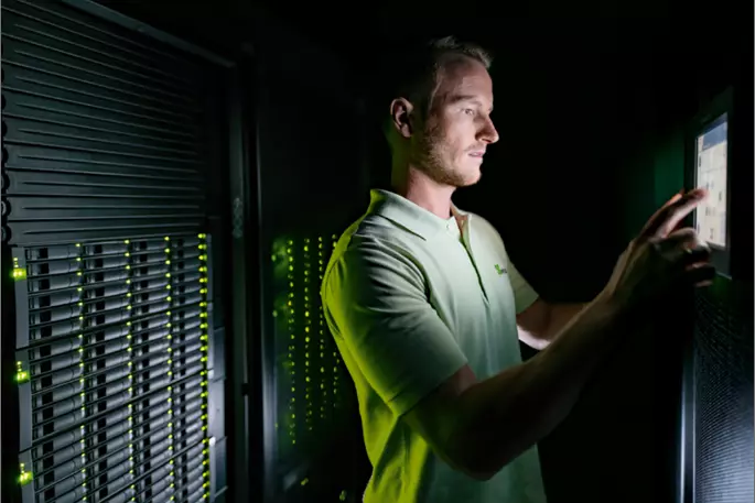 WISAG Mitarbeiter an Server