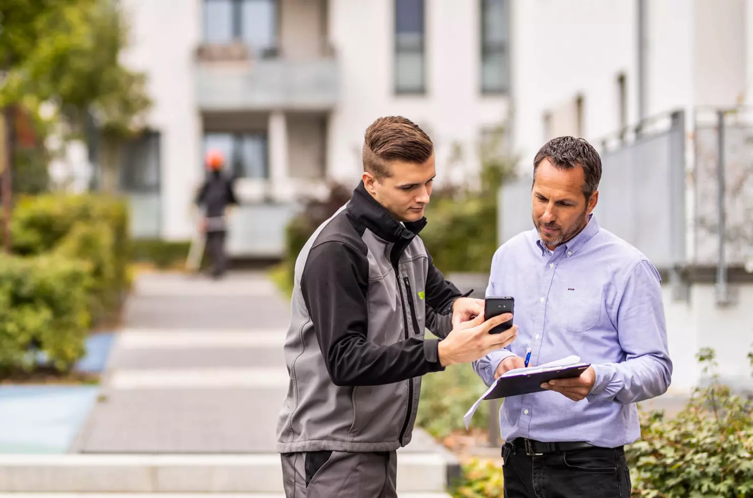 WISAG Mitarbeiter bei der Kommunikation mit Kunde