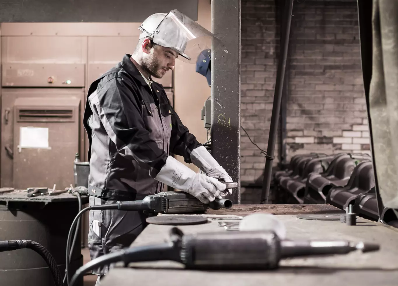WISAG Mitarbeiter in Produktionshalle