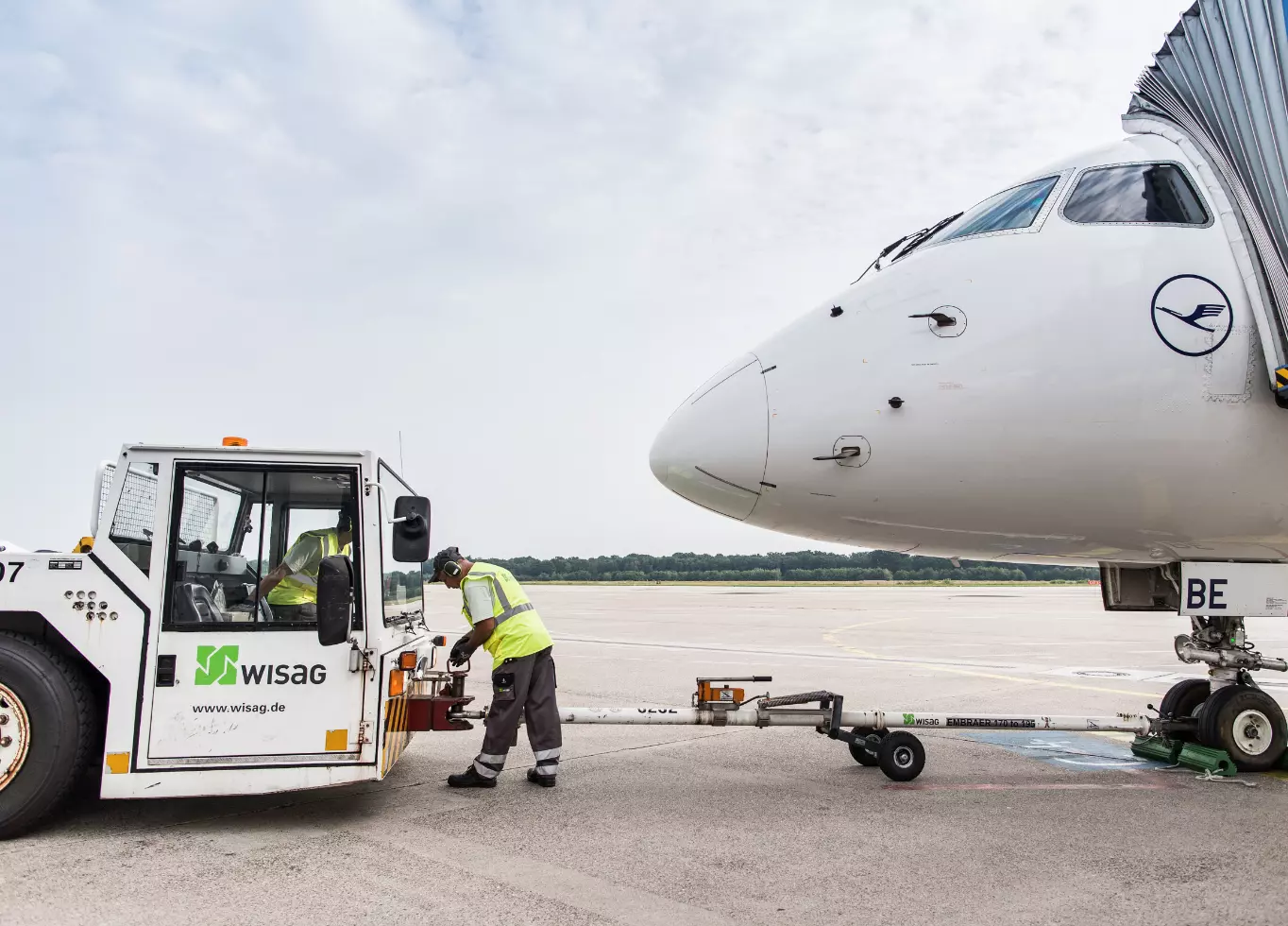 WISAG Mitarbeiter auf dem Flugfeld