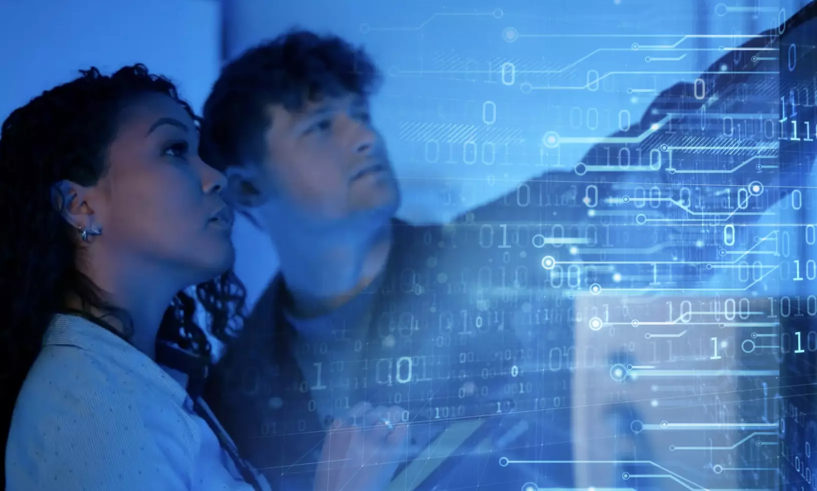 Zwei Menschen besprechen digitale Themen